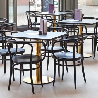 Anche il modello 209 del ristorante "Table" della Kunsthalle Schirn di Francoforte è disponibile nel nobile colore nero ADLER. | © Thonet GmbH © Constantin Meyer