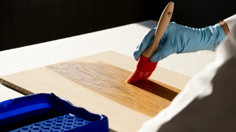 ... mostra dal vivo quanto sia facile lavorare il nuovo olio Smart-Öl di ADLER. | © ADLER