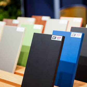 Non solo vedere, ma anche sentire e confrontare: grazie a numerose superfici campione, i visitatori dello stand ADLER alla Ligna possono scoprire quanto la tecnologia NXT si avvicini alle superfici trattate con tecnologia a eccimeri. | © ADLER