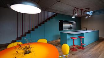 Anche adattarsi perfettamente alle caratteristiche degli spazi e all'arredamento esistente diventa un gioco da ragazzi con i frontali laccati realizzati a mano, come dimostra questa cucina della falegnameria ceca Skoupil. | © Skoupil