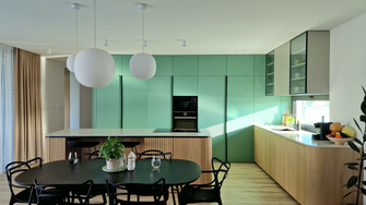 Le vernici consentono di realizzare colori e forme unici, come in questa cucina con effetto ondulato in verde orientale della falegnameria slovacca Huliman. | © Huliman, s.r.o.