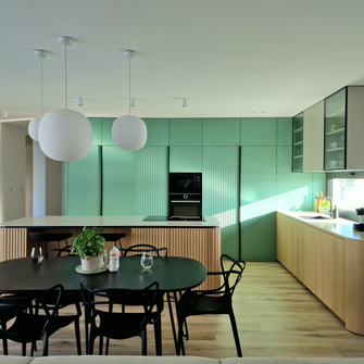 Le vernici consentono di realizzare colori e forme unici, come in questa cucina con effetto ondulato in verde orientale della falegnameria slovacca Huliman. | © Huliman, s.r.o.