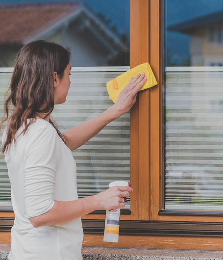 Una cura regolare con il set ADLER Windoor Care prolunga la durata delle finestre in legno. | © ADLER