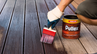 Dopo il pretrattamento con Clean-Multi-Refresher, le superfici sono pronte per una mano di manutenzione; per le terrazze in legno, Pullex Bodenöl è la prima scelta. | © ADLER