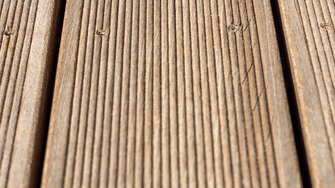 Il confronto è lampante: dopo il trattamento con Clean-Multi-Refresher, il legno ingrigito sembra di nuovo fresco di bosco. | © ADLER