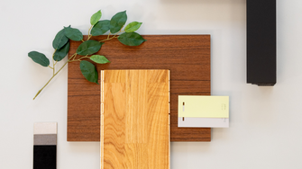 Carattere naturale e autentico: le finestre sono protette da Aquawood Diamond, il parquet da Legno Smart-Öl di ADLER. | © ADLER