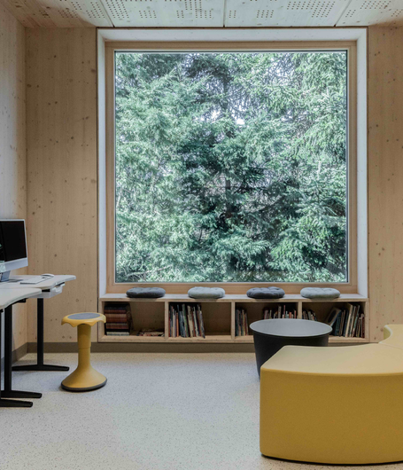 Superficie naturale, protezione ottimale contro gli incendi: nella scuola Prënz Charles, le pareti in legno a vista garantiscono... | © Architecte Lorang sàrl / Navid Razvi