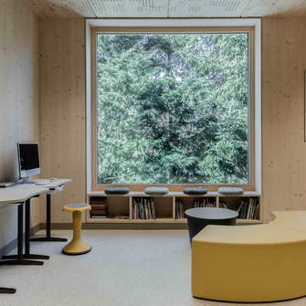 Superficie naturale, protezione ottimale contro gli incendi: nella scuola Prënz Charles, le pareti in legno a vista garantiscono... | © Architecte Lorang sàrl / Navid Razvi