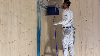 Il pittore ha rivestito 2000 metri quadrati di legno in loco a spruzzo con Pyrolan Expand di ADLER. | © ADLER