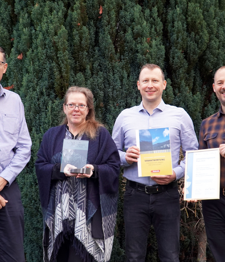 I responsabili della comunicazione di successo di ADLER in materia di sostenibilità (da sinistra): Dr. Albert Rössler (Direttore R&S), Bettina Delmonego e Wilfrid Jochum (autori del rapporto sulla sostenibilità) e Georg Hasibeder (Comunicazione aziendale). | © ADLER