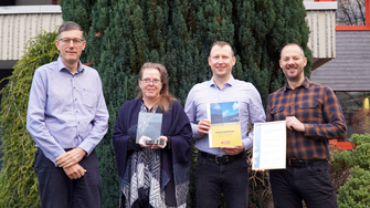 I responsabili della comunicazione di successo di ADLER in materia di sostenibilità (da sinistra): Dr. Albert Rössler (Direttore R&S), Bettina Delmonego e Wilfrid Jochum (autori del rapporto sulla sostenibilità) e Georg Hasibeder (Comunicazione aziendale). | © ADLER