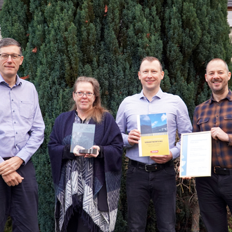 I responsabili della comunicazione di successo di ADLER in materia di sostenibilità (da sinistra): Dr. Albert Rössler (Direttore R&S), Bettina Delmonego e Wilfrid Jochum (autori del rapporto sulla sostenibilità) e Georg Hasibeder (Comunicazione aziendale). | © ADLER