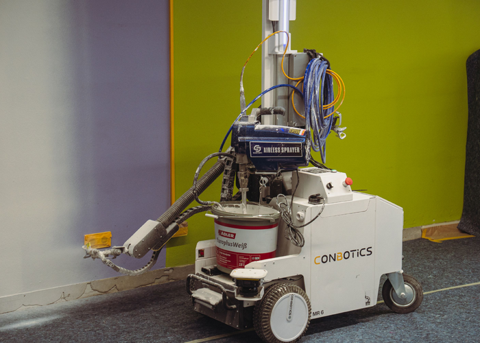 Da notare: grazie alla pittura murale Aviva Europlus-Weiß di ADLER, che garantisce un'ottima copertura, il robot ha eliminato rapidamente le macchie di colore. | © ADLER