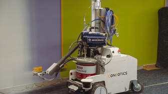 Da notare: grazie alla pittura murale Aviva Europlus-Weiß di ADLER, che garantisce un'ottima copertura, il robot ha eliminato rapidamente le macchie di colore. | © ADLER