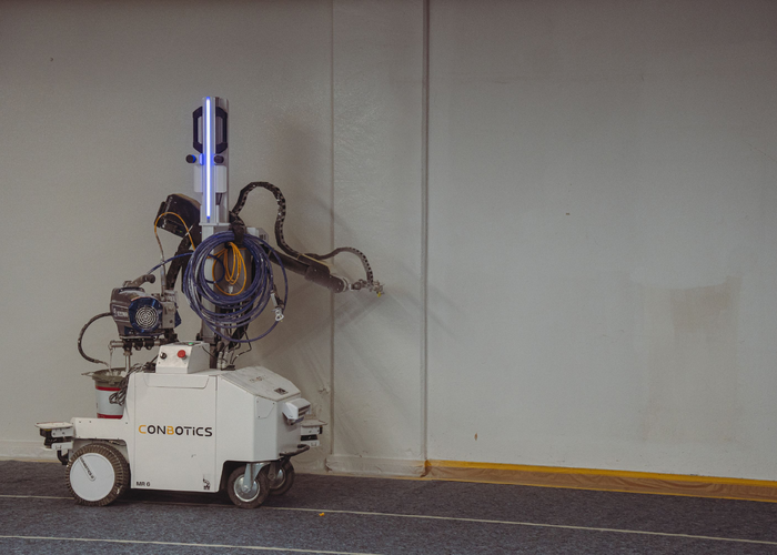 Grazie al sensore di distanza, l'assistente automatizzato è in grado di gestire efficacemente anche bordi o sporgenze. | © ADLER