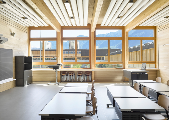 In den Klassenräumen beeindruckt die durch die Lackierung dezent unterstrichene Schönheit der Eichenholzfenster.  | © Seraina Wirz