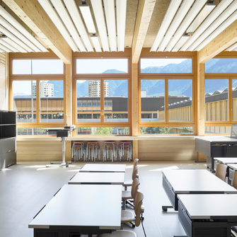 Nelle aule colpisce la bellezza delle finestre in legno di rovere, esaltata dalla verniciatura discreta. | © Seraina Wirz