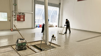 Nel corso dei lavori di costruzione, il magazzino è stato dotato di un nuovo pavimento resistente. | © ADLER