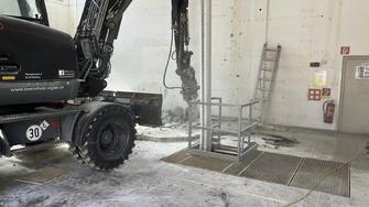 Für die (De-)Montage der Anlage musste die Gebäudewand geöffnet werden. | © ADLER