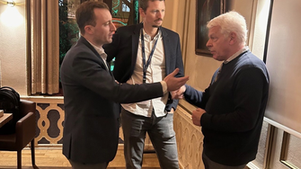 Julian Berghofer (a sinistra) e Simon Leimgruber (al centro) hanno approfittato dell'occasione per intrattenere conversazioni stimolanti. | © ADLER