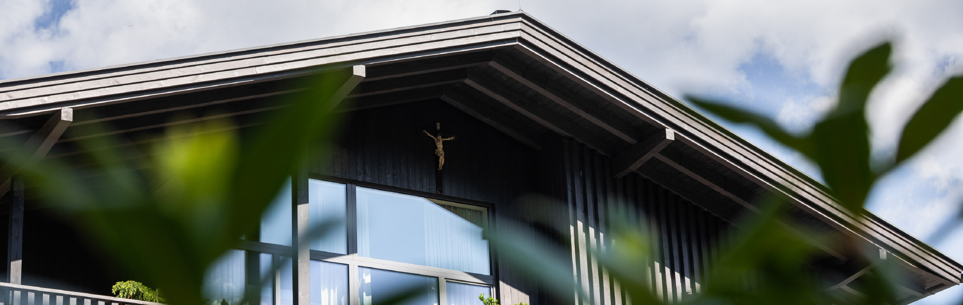 La forma e il design della facciata dell'edificio richiamano l'antico edificio della fattoria. | © Schloss & Boutiquehotel Mitterhart / David Innerhofer