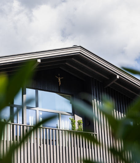 La forma e il design della facciata dell'edificio richiamano l'antico edificio della fattoria. | © Schloss & Boutiquehotel Mitterhart / David Innerhofer