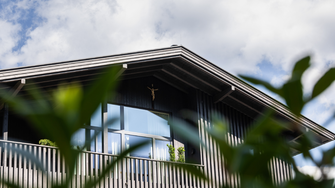 La forma e il design della facciata dell'edificio richiamano l'antico edificio della fattoria. | © Schloss & Boutiquehotel Mitterhart / David Innerhofer