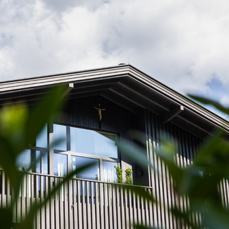 La forma e il design della facciata dell'edificio richiamano l'antico edificio della fattoria. | © Schloss & Boutiquehotel Mitterhart / David Innerhofer