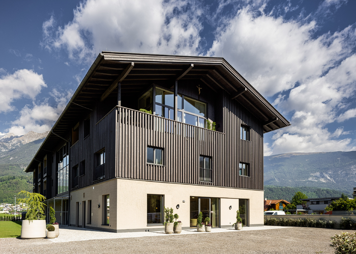 La forma e il design della facciata dell'edificio richiamano l'antico edificio della fattoria. | © Schloss & Boutiquehotel Mitterhart / David Innerhofer