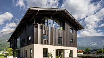 La forma e il design della facciata dell'edificio richiamano l'antico edificio della fattoria. | © Schloss & Boutiquehotel Mitterhart / David Innerhofer