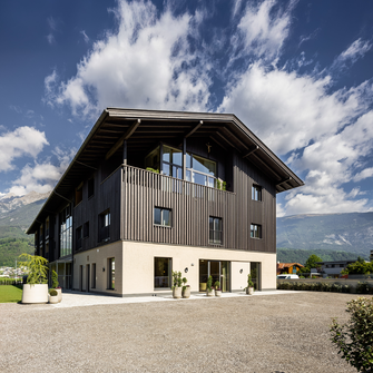 La forma e il design della facciata dell'edificio richiamano l'antico edificio della fattoria. | © Schloss & Boutiquehotel Mitterhart / David Innerhofer