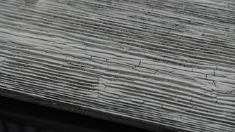 Il nuovo effetto Burnt Wood conferisce alla superficie l'aspetto del legno carbonizzato. | © ADLER