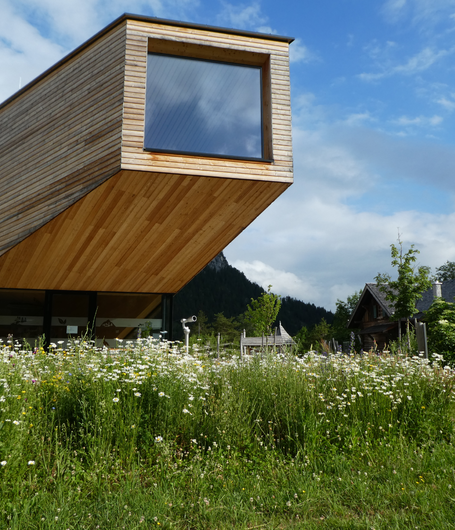 Mehrere Infozentren, u.a. in Scharnitz, sind Anlaufstelle für die Besucher/-innen des Naturparks. | © Naturpark Karwendel / Anton Heufelder