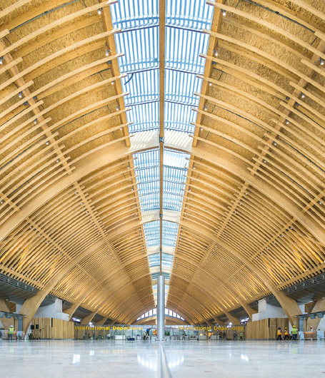Le costruzioni in legno di dimensioni incredibili, come l'aeroporto internazionale Mactan Cebu nelle Filippine, realizzato da Rubner Holzbau, richiedono la massima protezione e soluzioni di rivestimento efficienti. | © Rubner Holzbau