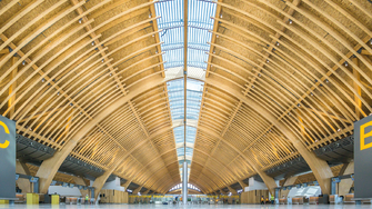 Le costruzioni in legno di dimensioni incredibili, come l'aeroporto internazionale Mactan Cebu nelle Filippine, realizzato da Rubner Holzbau, richiedono la massima protezione e soluzioni di rivestimento efficienti. | © Rubner Holzbau