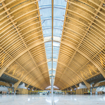 Le costruzioni in legno di dimensioni incredibili, come l'aeroporto internazionale Mactan Cebu nelle Filippine, realizzato da Rubner Holzbau, richiedono la massima protezione e soluzioni di rivestimento efficienti. | © Rubner Holzbau