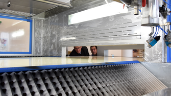 La nuova spruzzatrice automatica è dotata di diverse tecnologie di spruzzatura, di un'innovativa micro alimentazione della quantità di vernice e di un sistema di recupero meccanico della vernice. | © ADLER