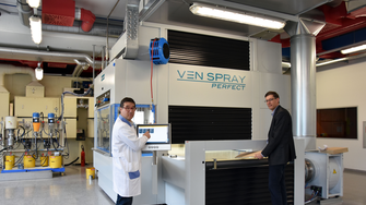 Il Dr. Albert Rössler (a destra) e Reinhard Huber (a sinistra) sono entusiasti della modernissima spruzzatrice automatica nel reparto applicazioni di ADLER. | © ADLER