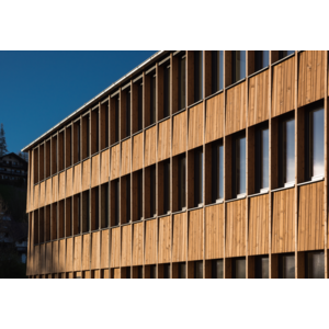 Con la nuova vernice a base d'acqua ADLER Lignovit 3in1 si può ottenere un bellissimo effetto legno opaco, come quello del Grüne Zentrum di Immenstadt curato dagli architetti F64. | © F64 Architekten PartGmbB / Rainer Retzlaff