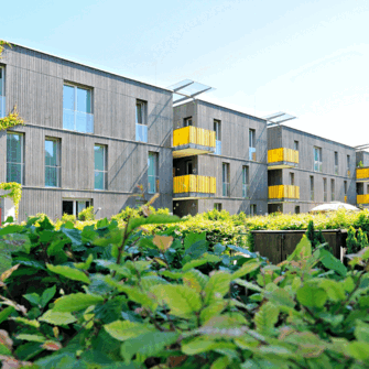 Che si tratti di un complesso residenziale, di un edificio ospedaliero o di un supermercato: con Lignovit Silverwood, anche grandi superfici possono essere rivestite in modo efficiente nel ricercato look pre-ingrigimento. | © ADLER / Johannes Plattner