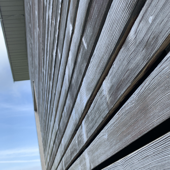 Risultato strepitoso: grazie alla vernice pre-ingrigimento la casa si presenta in una nuova veste - e addio sfogliamento in futuro! | © WindowStar