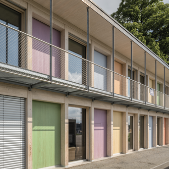 Anche sei anni dopo la sua costruzione, il centro parrocchiale di Wittenbach si presenta con una colorazione fresca e allegra grazie a Lignovit Terra di ADLER.  | © ADLER