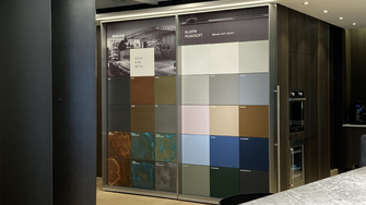 Nel proprio showroom, SAMIK presenta anche gli effetti metallici di ADLER. | © SAMIK