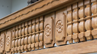Con la vernice di rinnovo ADLER, il balcone in legno invecchiato torna ad essere come nuovo. | © ADLER