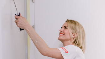 Grazie all'elevato potere coprente, Aviva Home-Weiß Plus offre una lavorazione particolarmente efficiente.  | © Wiener Wohnsinn | Melanie Kuglitsch
