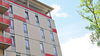 Una verniciatura di rinnovo offre sempre l'opportunità di impostare nuovi accenti di design - per esempio aggiungendo punti colorati ai singoli componenti dell'edificio. | © ADLER / Johannes Plattner