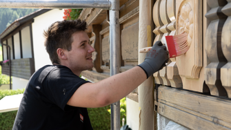Non conta solo il rivestimento di alta qualità, ma anche lo strumento giusto. Il modo migliore per lavorare una vernice nel legno è con una spazzola o un pennello. | © ADLER