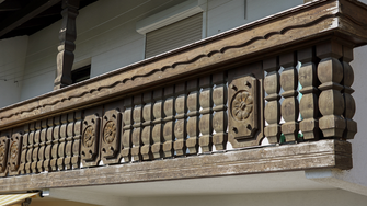 Con la vernice di rinnovo ADLER, il balcone in legno invecchiato torna ad essere come nuovo. | © ADLER
