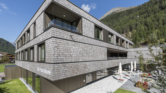 DIN A4 Architekten ha anche rivestito il centro sociale di Sölden con una facciata di scandole. (Credits: DIN A4 Architecture / Norbert Freudenthaler) | © DIN A4 Architektur / Norbert Freudenthaler