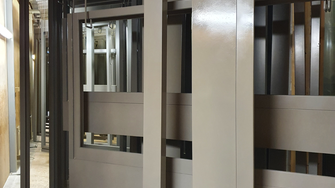 Nelle sale Wenger, gli oltre 6.500 elementi delle finestre sono stati verniciati con ADLER Aquawood Covatop XT con additivo anti-heat nel colore grigio fango.  | © Wenger Fenster AG